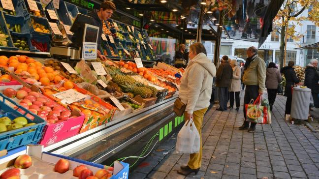 Een deel van de voedingsmarkten in Frankrijk mag inmiddels weer open. Bij ons zijn ze in principe gesloten.