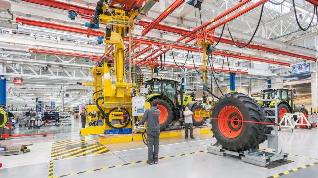 Claas vernieuwde zijn tractorfabriek in Le Mans onder meer met het oog op groei in aantal verkochte tractoren, maar voorzag ook in een betere ergonomie voor de medewerkers en introduceerde nieuwe interne logistiekmaatregelen.