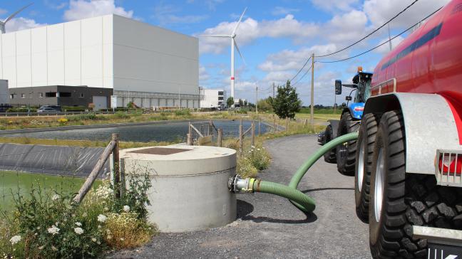 Lokale landbouwers kunnen hier sinds 8 juli regenwater en gezuiverd proceswater komen halen om hun akkers mee te irrigeren.