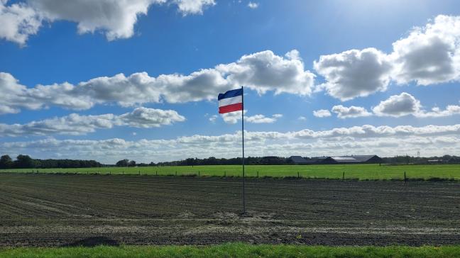 De omgekeerde Nederlandse vlag als symbool van het boerenprotest.