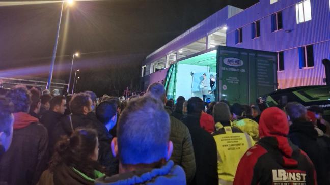 Pluimveehouder Gunter Klaasen spreekt zijn collega’s toe tijdens de actie aan de nieuwjaarsreceptie van N-VA.