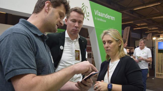 Op de stand van het eigen departement Landbouw en Visserij kreeg minister van Landbouw Jo Brouns, in gezelschap van Patricia De Clercq (secretaris-generaal van dit departement) onder meer uitleg over de gloednieuwe applicatie LV-Agrilens.