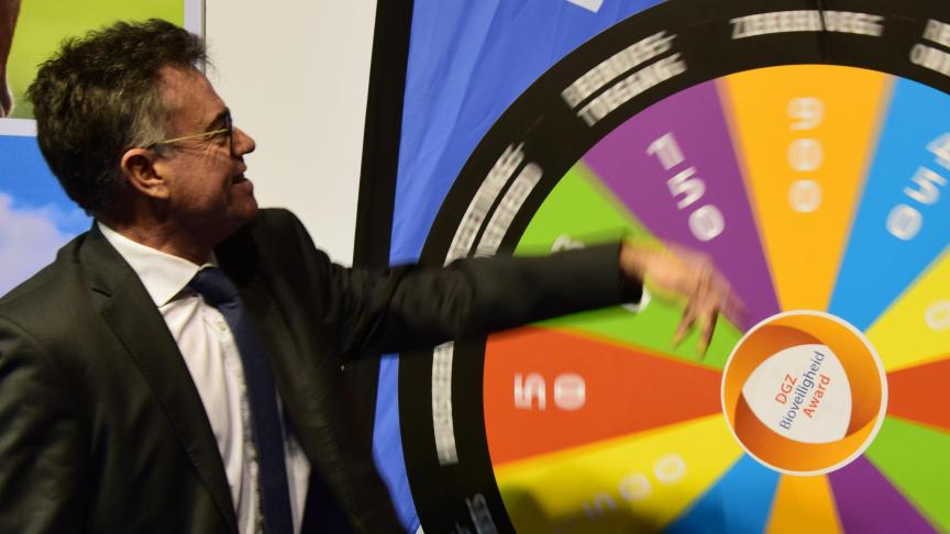 Een geïnteresseerde Herman Diricks van het FAVV helpt de DGZ Bioveiligheid Award lanceren.