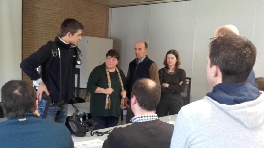 Onder de belangstellende blikken van de aanwezige veehouders demonstreert Steven Van Holsbeeck het persluchttoestel.