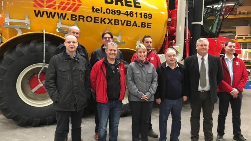 Op de foto v.l.n.r. Dany Dieleman, Edwin Vervaet, minister Schauvliege, loonwerker Marc de Bruyne, en enkele mensen van de ontwikkelingsafdeling van Vervaet.