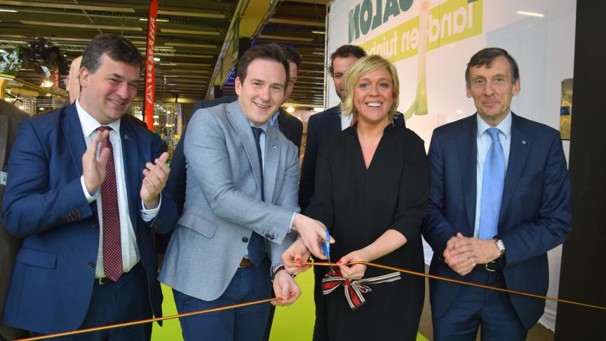 Hilde Vautmans knipt samen met Francesco Vanderjeugd (beiden Open VLD) het lintje door tijdens de openingsplechtigheid van zaterdagochtend, daarbij bijgestaan door Kris Declercq (burgemeester Roeselare) en Luc Versele (CEO Crelan).