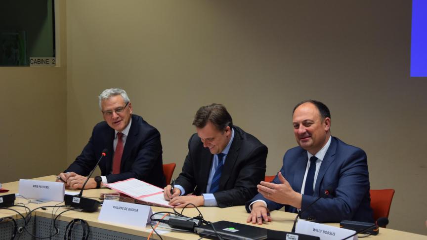 O.a. twee ministers en een staatssecretaris ondertekenden naast vakverenigingen en de syndicaten een Plan voor eerlijke concurrentie voor de Groene Sectoren.