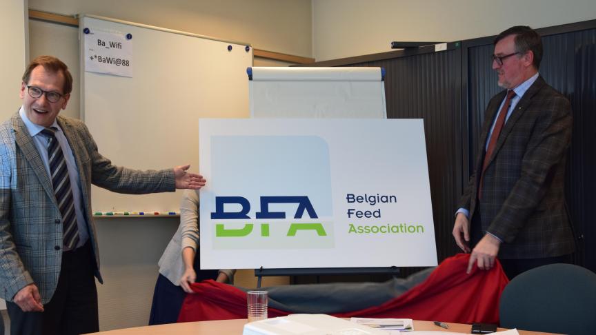 Frank Decadt en Yvan Dejaegher onthulden het nieuwe logo.