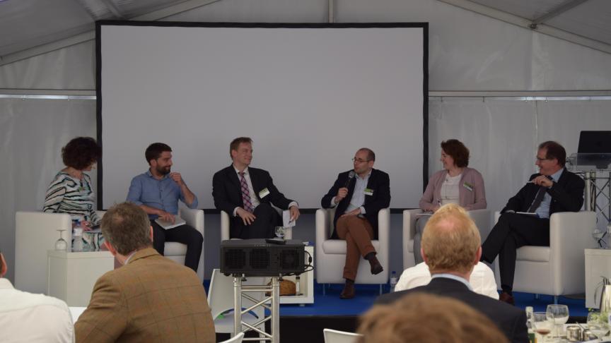 Louis Mahy, Ulrich Adam, Luc Vernet, Jurgen Tack en Tiffanie Stéphani  hielden een panelgesprek over de integratie van precisielandbouw in  de Europese landbouw.