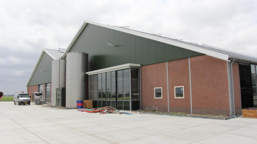 Frontaanzicht; twee zadeldaken  met kiel.