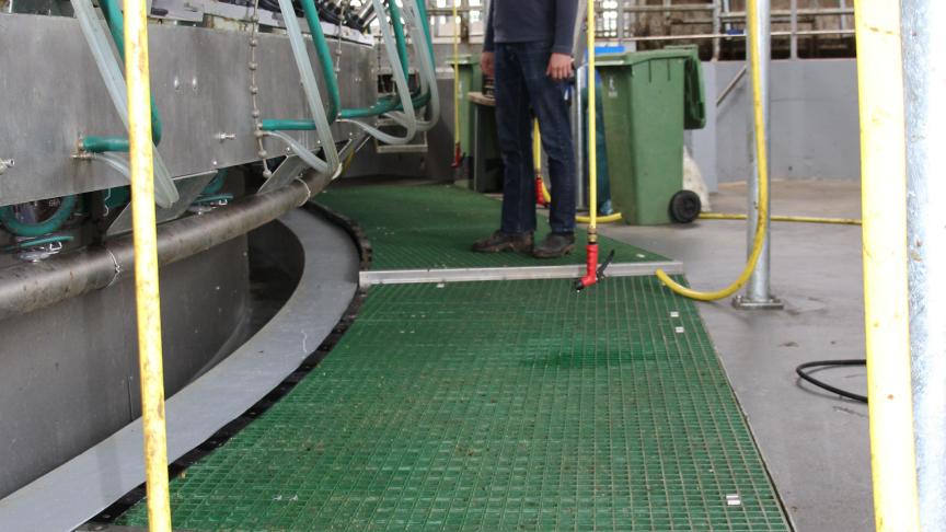 Ook zijn meerdere beweegbare vloeren voorzien: de 1e vlak na de ingang van de koeien voor de 
persoon die voorbehandelt.