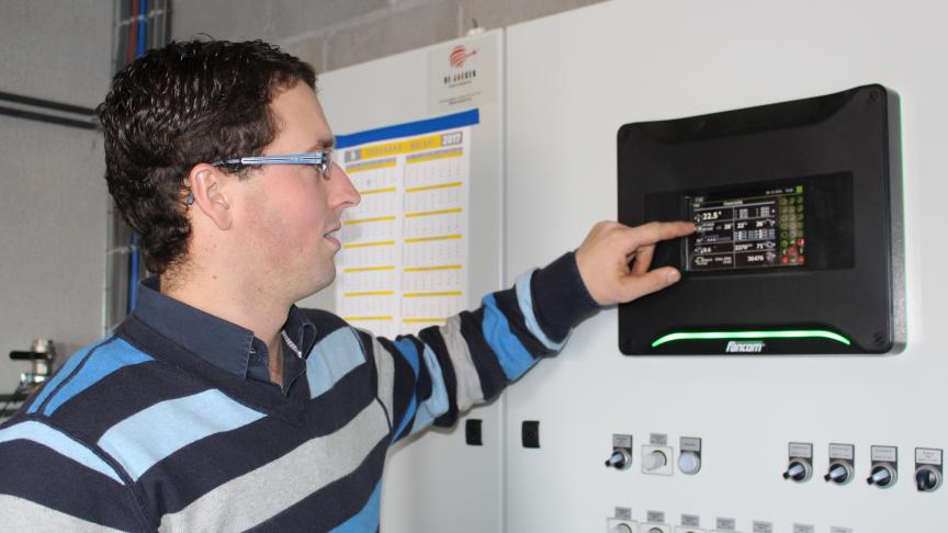 Bij de controleronde worden ook de verschillende computers afgelezen om te zien of er geen afwijkingen zijn ten opzichte van de normale waarden.