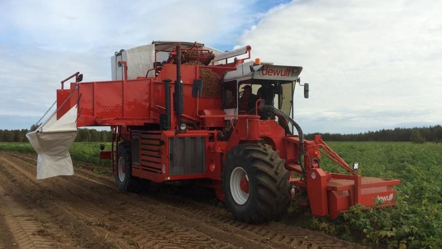 Deze 22 jaar oude Dewulf R3000S rooit op 70 km ten zuiden van de Noordpoolcirkel.
