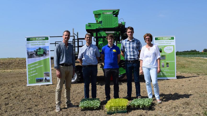 Agriplant ontwikkelde , onder de vleugels van het innovatieplatform Agreon, een automatische plantmachine met 4 robots.