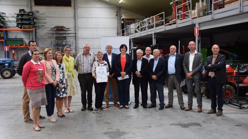 De ondertekenaars van het actieplan samen met de familie Cocquyt, het fruitbedrijf in Deinze-Meigem waar het actieplan werd voorgesteld en ondertekend.