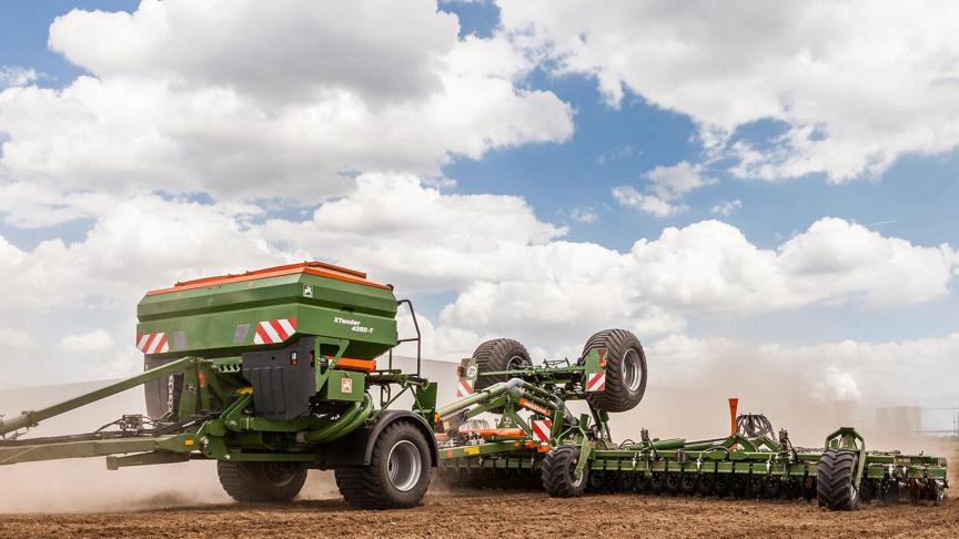 De XTender-T is toegelaten voor gebruik achter tractoren tot 600 pk.