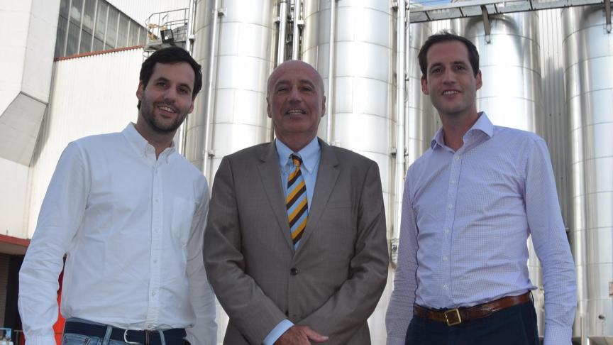 Patrick Vanden Avenne, geflankeerd door zonen Maurits (l.) en Thomas (r.) voor de fermentatietanks voor het droogvoer. De technische cijfers die boeren in de varkenshouderij, maar ook in de kippenhouderij neerzetten, daar mogen wij echt fier op zijn , aldus Thomas.