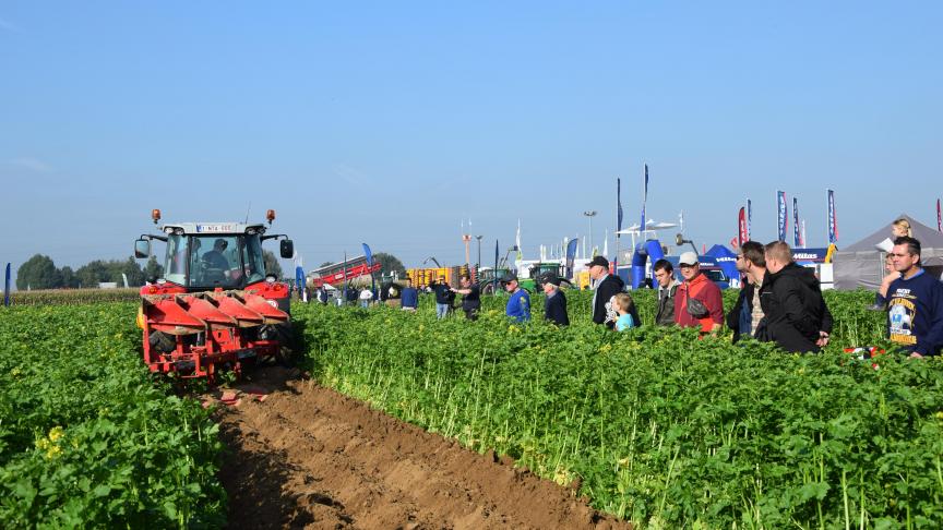 De Werktuigendagen startten op zaterdagvoormiddag direct met een gesmaakt initiatief, namelijk een demonstratie over het onderwerken van groenbemesters.