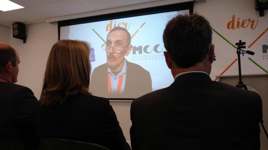Directeur DGZ Denis Volckaert (scherm) spreekt vanuit Torhout ook DGZ-voorzitter Marcel Heylen (links), Boerenbond-voorzitter Sonja De Becker (midden) en FAVV-baas Herman Dirickx toe. Teleconferencing moet de vergaderafstanden voor personeel en bestuurders beperkt houden.