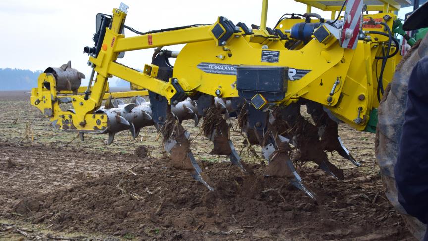 Met carbide steekbeitels die tot wel 65 cm diep doordringen in de grond breekt de ‘Terraland’ de oude ploegzool open.