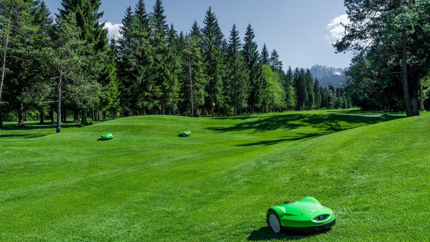 Het Viking iMow TeaM kan 2 tot 10 robotmaaiers tellen en zo instaan om grote oppervlakten te maaien.