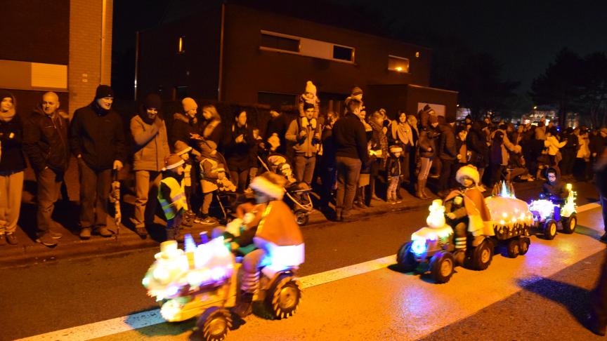 De kinderen gaven dit jaar voor het eerst de aftrap van de Tractor Kerst- run met hun verlichtte traptractoren.