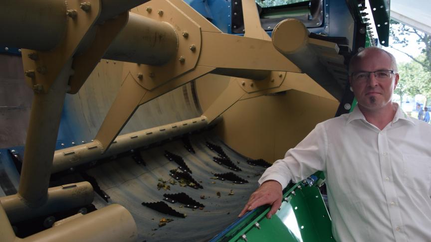 Zaakvoerder Frederick De Busschere bij de peddelmenger. De vaste messen onderaan snijden het voeder. Een losvijzel is niet nodig.