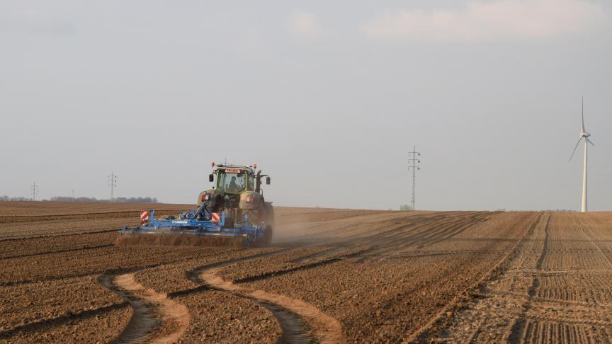 Door schaalvergroting is de vraag naar grond groot, maar door het grote aantal stoppers is het aanbod dat ook.