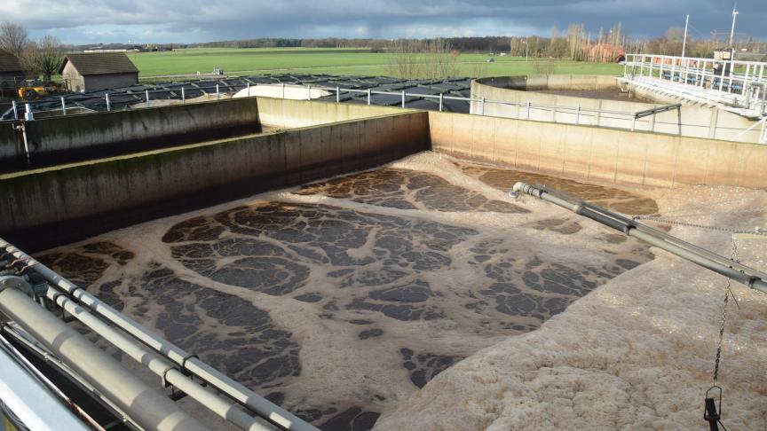 Zicht op de mestverwerking (biologie) met op de achtergrond de sleufsilo’s voor onder andere ccm.