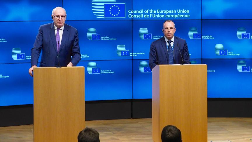 Eurocommissaris voor Landbouw Phil Hogan en voorzitter Rumen Porodzanov bespreken de voorbije landbouwraad.