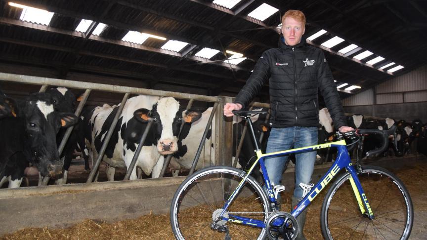 Met de koersfiets in de handen en de werkbotten aan de voeten: Frederik Backaert kent beide werelden van binnenuit.