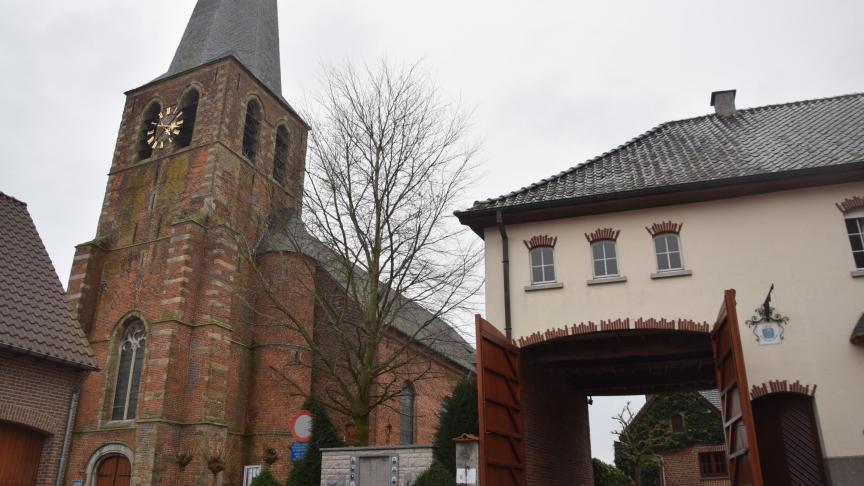 De inrit van de vierkantshoeve ligt vlak naast de kerk, in het centrum van Michelbeke.