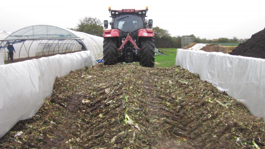 Het aandrukken van de net aangelegde fermentatiekuil