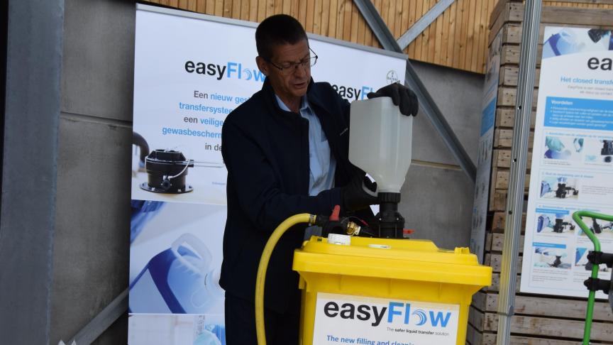 De easyFlow is een gesloten transfersysteem waardoor men de  spuittank (hier gedemonstreerd met een vuilbak) kan vullen zonder in contact te komen met het product.