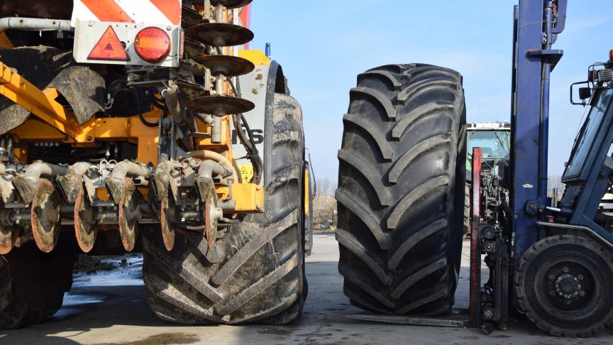 Voor dit seizoen werd een  andere  bandenmaat gemonteerd, waarmee de voetafdruk sterk toenam ten opzichte van de oude bandenmaat (rechts op foto).