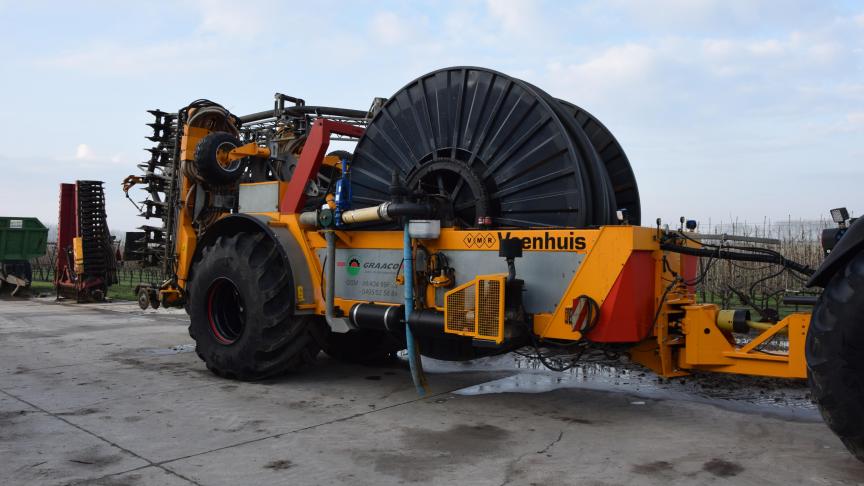 De mesthaspel in transport-positie met  toegevouwen zwenkarm en opgeklapte injecteur.