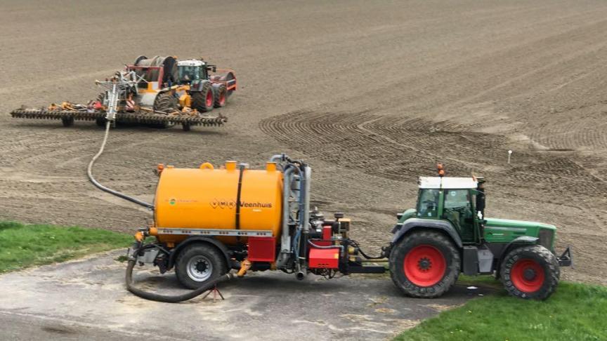 Opstelling te velde van de  sleepslangbemestingstechniek: pompstation aan de rand van het veld én getrokken mesthaspel te velde verbonden met een  ‘navelstreng’ die de drijfmest  aanbrengt.