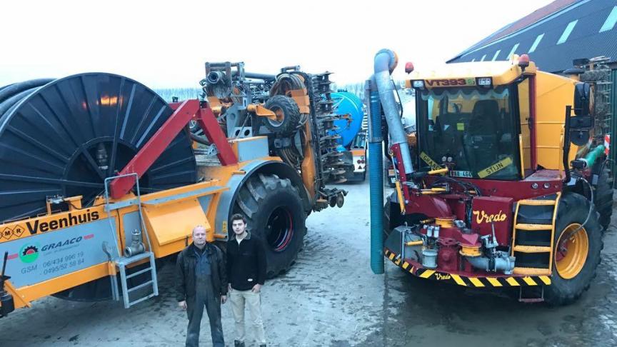 Vader en zoon De Graaf voor hun mesthaspel en zelfrijdende injecteur.