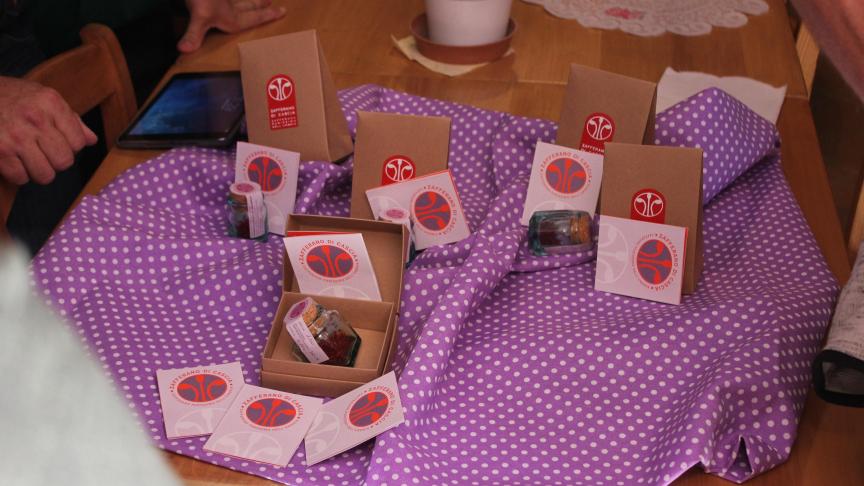 De saffraan verkoop op en Italiaans familiebedrijf : resultaat van uren handarbeid.