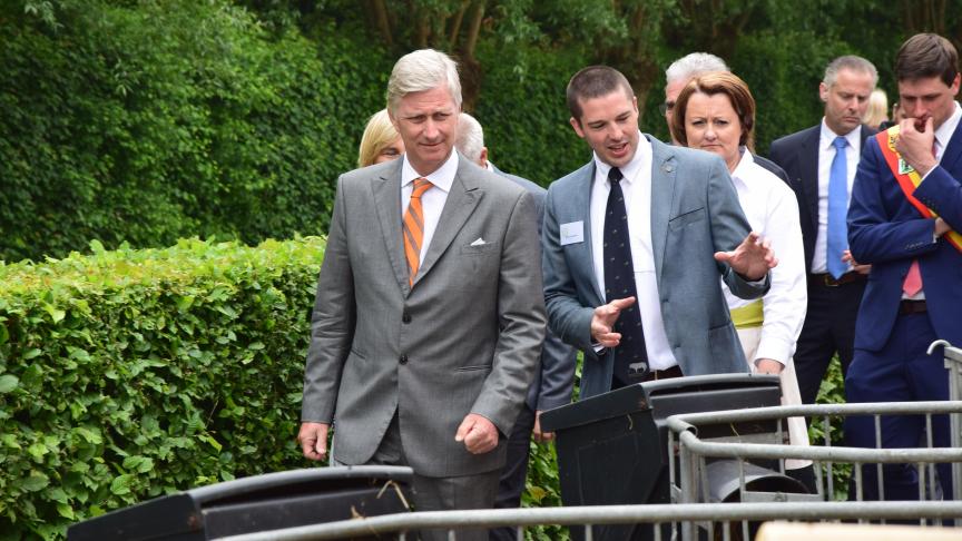 Mathijs Vandewalle, praktijkleraar en hoofd van de schoolhoeve,  leidt de Koning rond.