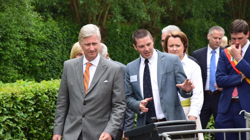 Mathijs Vandewalle, praktijkleraar en hoofd van de schoolhoeve, leidt de Koning rond.