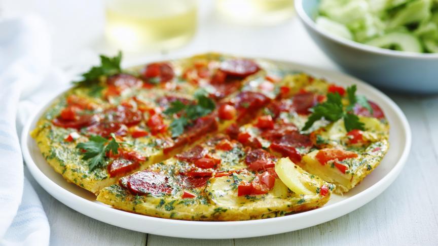 2018-08-24 Tortilla met ui, paprika, peterselie en chorizo met een komkommer