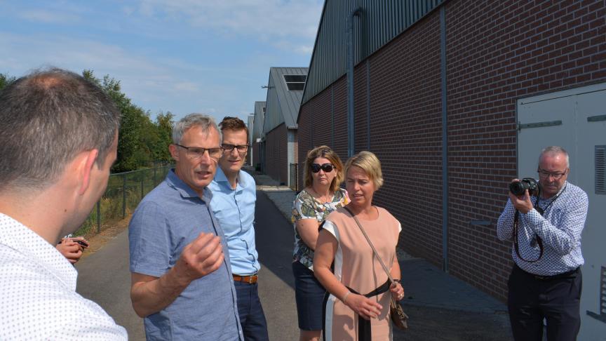 Schauvliege in gesprek met varkenshouder Bart Verhees uit Someren.