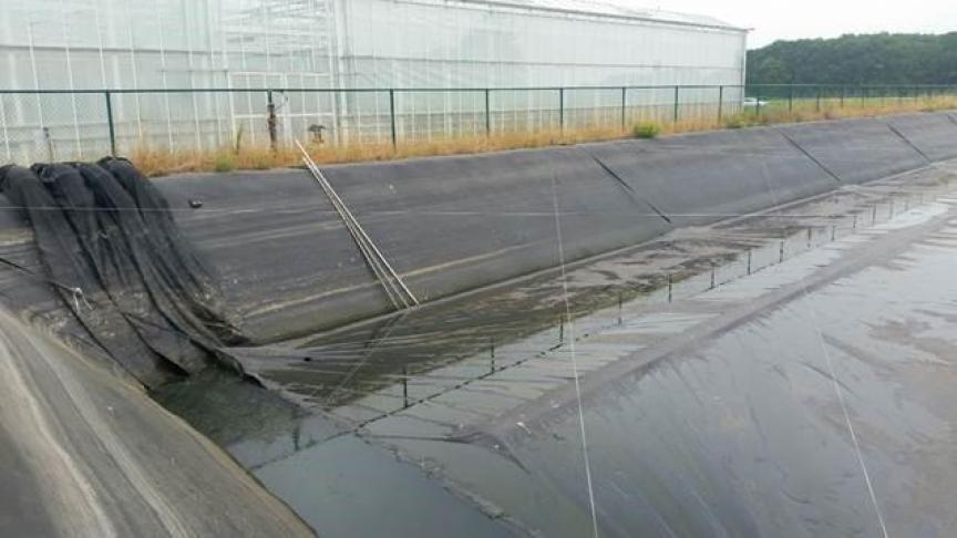 Bijna uitgeput bassin naast de serre