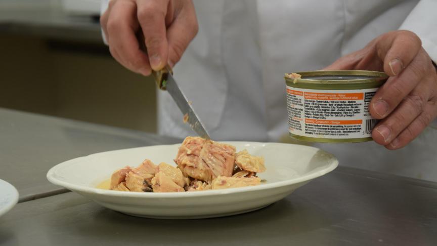 Tijdens de handelsnormcontroles mag men alles doen wat in een supermarkt niet mag.  Dat betekent aanraken, aansnijden en zelfs proeven.