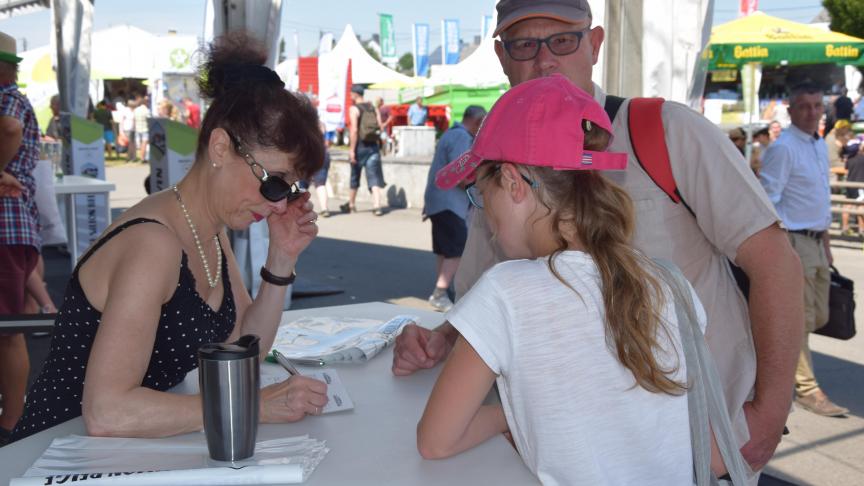 Er wordt hard gewerkt op de stand van Landbouwleven.