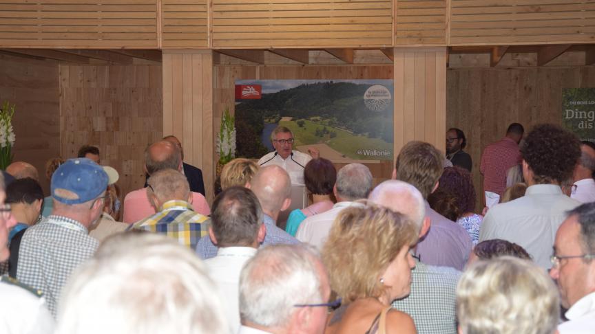 Waals minister voor Landbouw Collin spreekt de menigte toe.