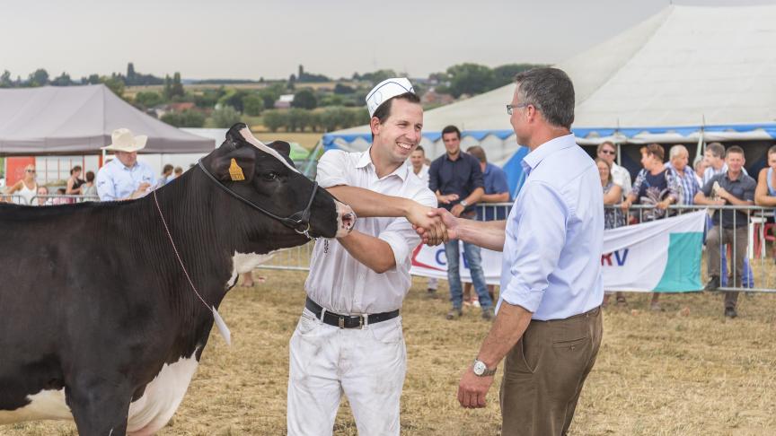 Het Duitse jurylid Zens feliciteert Frederik Ryckewaert met de kampioene.