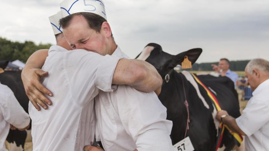 Vader en zoon Ryckewaert vallen in elkaars armen met de kampioene gekalfde vaarzen.