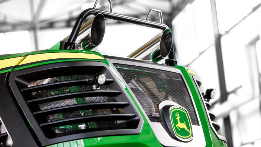 De chrome dubbele uitlaatpijp is een prachtig designelement van de nieuwe hakselaarserie.